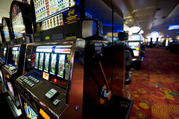 Domino QQ table interface on inova77 showing tile cards and betting positions